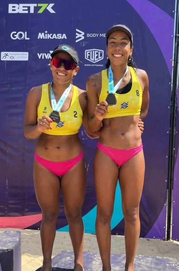 Dupla do CT Caraguatá com medalhas do Circuito Brasileiro