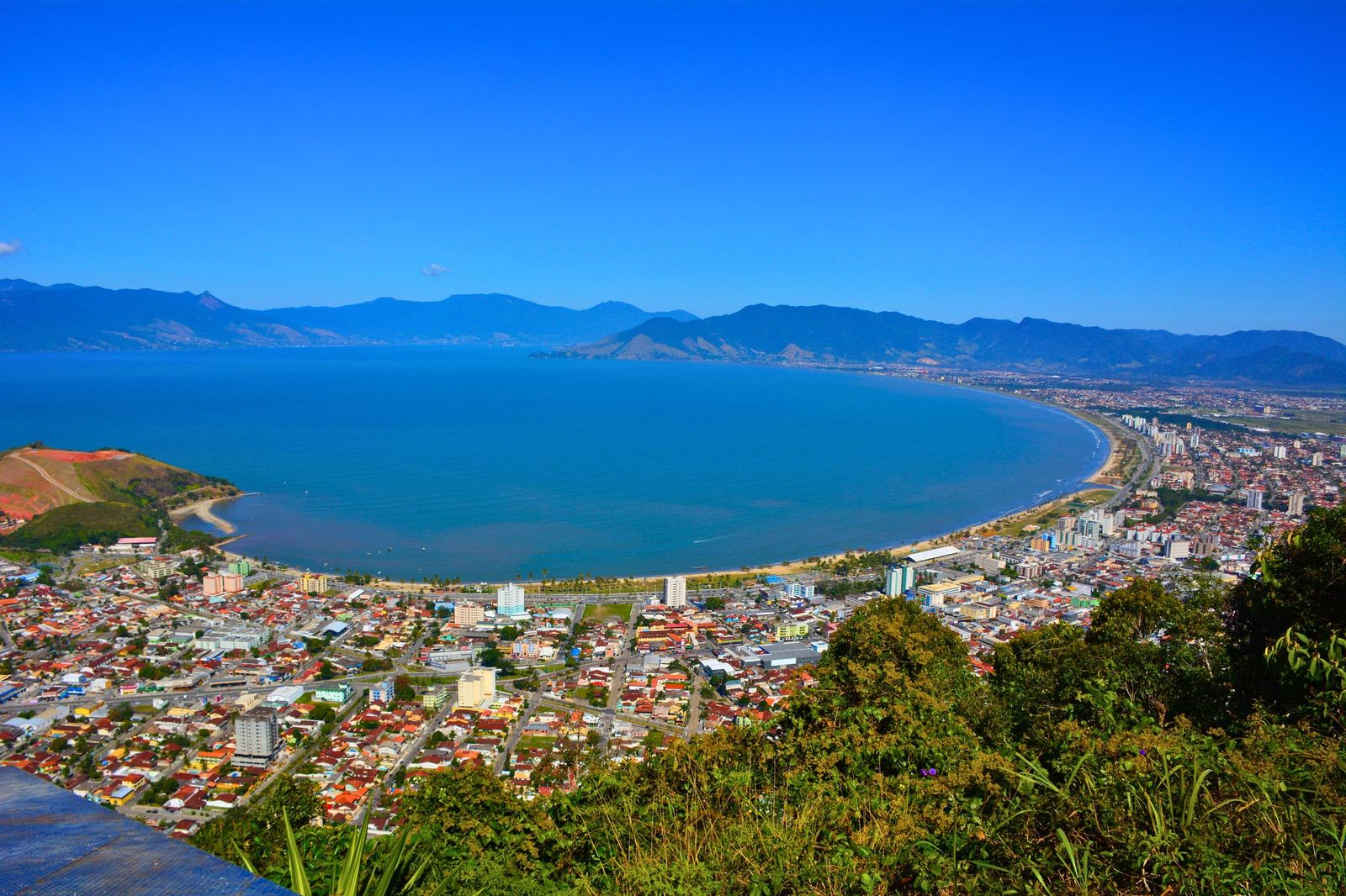 Vista aérea de Caraguatatuba, litoral norte de São Paulo, com a baía e a Serra do Mar